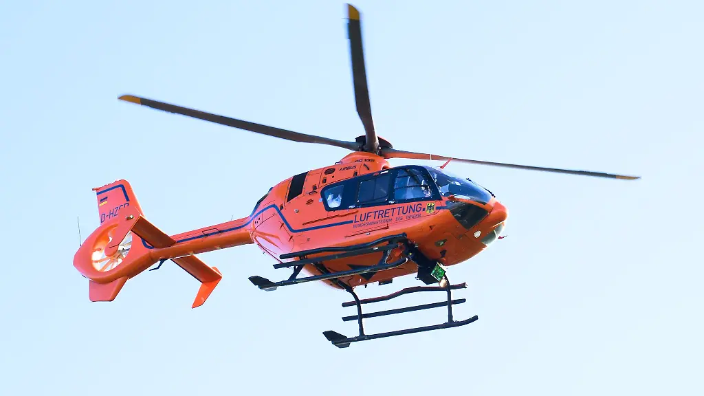 Ein-Rettungshubschrauber-brachte-die-junge-Frau-ins-Krankenhaus