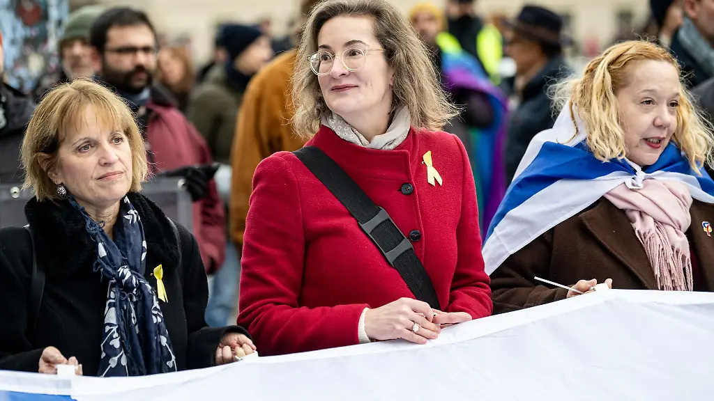Preisler-demonstrierte-haeufiger-mit-Blumen-und-Pappschild-am-Rande-von-propalaestinensischen-Demonstrationen