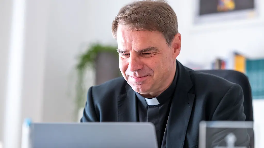 Bischof-Stefan-Oster-will-die-Studie-nun-in-Ruhe-lesen