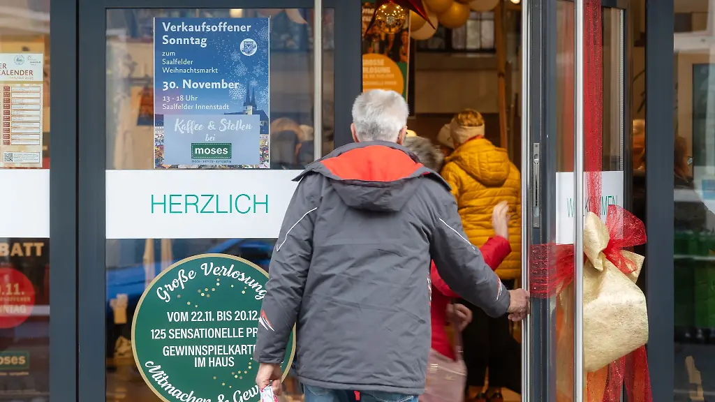 In-Saalfeld-und-mehreren-anderen-Thueringer-Staedten-konnten-die-Kunden-am-ersten-Advent-durch-die-Geschaefte-bummeln