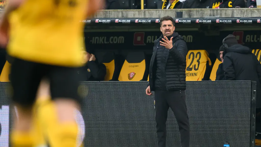 30-11-2025-Sachsen-Dresden-Fussball-2-Bundesliga-SG-Dynamo-Dresden-Fortuna-Duesseldorf-14-Spieltag-Rudolf-Harbig-Stadion-Trainer-Thomas-Stamm-Dynamo-Dresden-gestikuliert-Foto-Robert-Michael-dpa-WICHTIGER-HINWEIS-Gemaess-den-Vorgaben-der-DFL-Deutsche-Fussball-Liga-bzw-des-DFB-Deutscher-Fussball-Bund-ist-es-untersagt-in-dem-Stadion-und-oder-vom-Spiel-angefertigte-Fotoaufnahmen-in-Form-von-Sequenzbildern-und-oder-videoaehnlichen-Fotostrecken-zu-verwerten-bzw-verwerten-zu-lassen