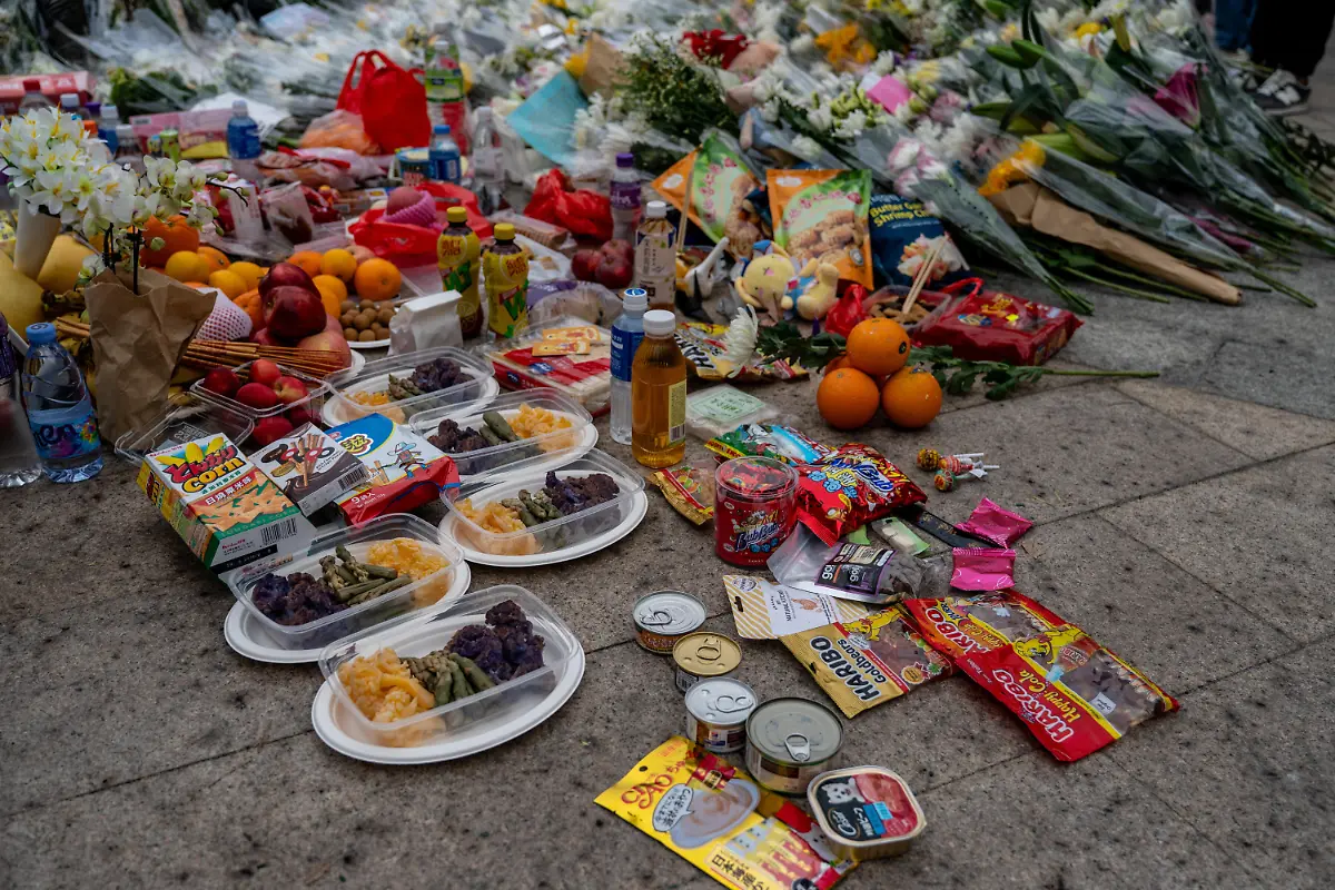 Mourner-at-a-makeshift-memorial-near-Wang-Fuk-Court-housing-complex-in-Tai-Po-following-a-deadly-fire-on-November-30-2025-in-Hong-Kong