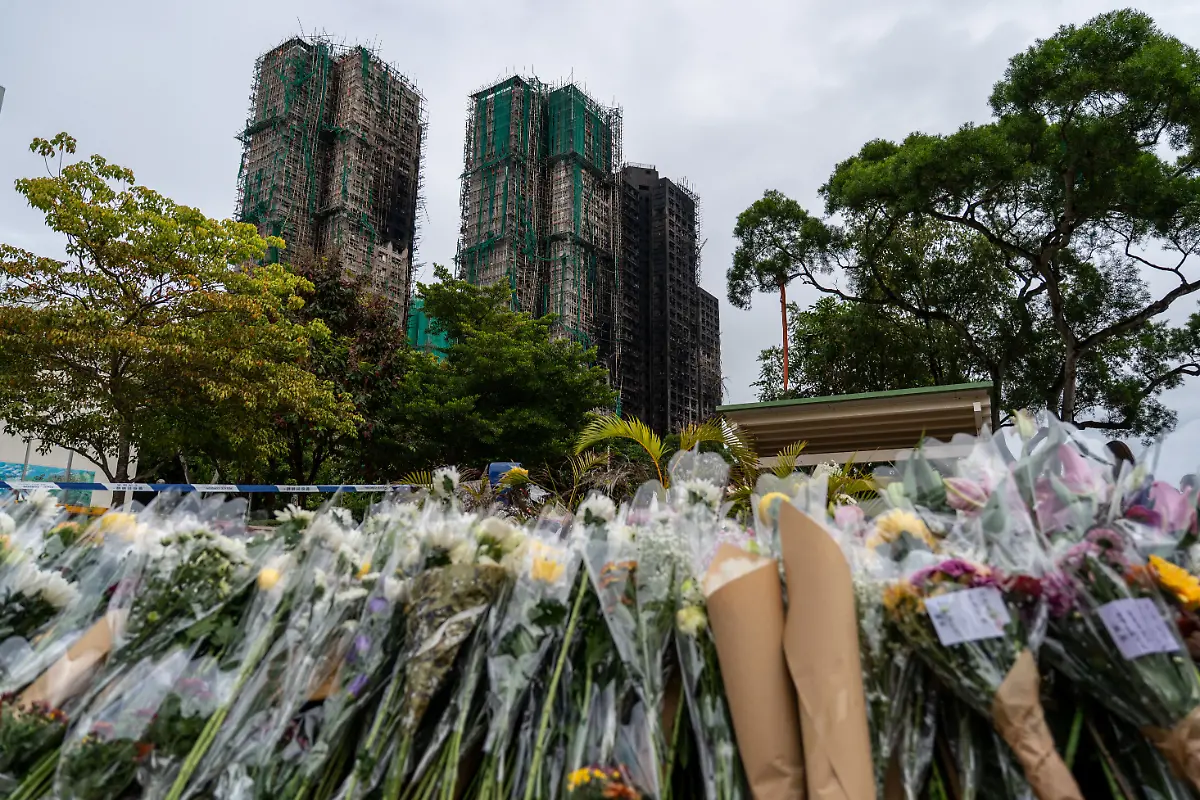 November-30-2025-Hong-Kong-Hong-Kong-Flowers-at-a-makeshift-memorial-near-Wang-Fuk-Court-housing-complex-in-Tai-Po-following-a-deadly-fire-on-November-30-2025-in-Hong-Kong