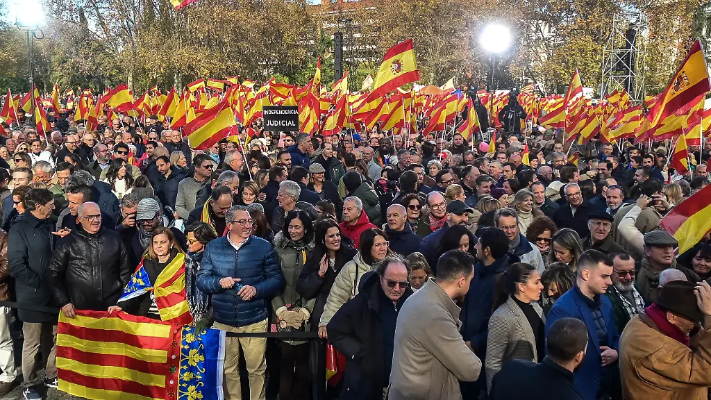 November-30-2025-Madrid-Madrid-SPAIN-Supporters-of-SpainA-a-a-s-PeopleA-a-a-s-Party-take-part-in-a-demonstration-near-the-Temple-of-Debod-in-Madrid-Participants-wave-flags-and-carry-signs-expressing-criticism-of-Prime-Minister-Pedro-SAA-nchezA-a-a-s-government-including-slogans-denouncing-actions-that-organizers-describe-as-A-a-Acorrupt