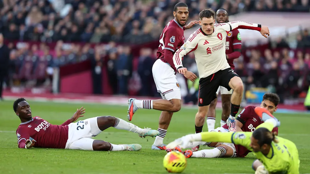 West-Ham-United-v-Liverpool-30-November-2025-London-Premier-League-football-West-Ham-United-v-Liverpool-FC-Florian-Richard-Wirtz-of-Liverpool-sees-his-shot-saved-Photo-by-Mark-Leech-London-UK-West-Ham-United-gegen-Liverpool-30