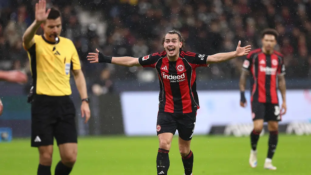 30-11-2025-Fussball-Bundesliga-Eintracht-Frankfurt-VfL-Wolfsburg-v-l-Arthur-Theate-Eintracht-Frankfurt-gibt-Anweisungen-gestikuliert-mit-den-Armen-gestikulieren-gives-instructions-gesticulate-DFL-DFB-REGULATIONS-PROHIBIT-ANY-USE-OF-PHOTOGRAPHS-AS-IMAGE-SEQUENCES-AND-OR-QUASI-VIDEO