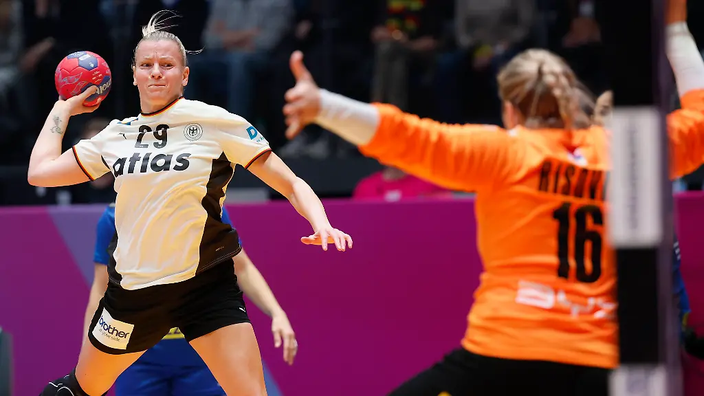 l-r-Antje-Doell-DHB-29-make-the-goal-for-7-3-30-11