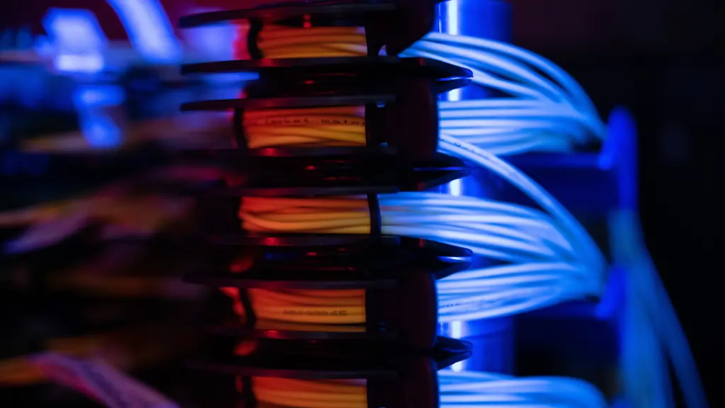 Glasfaserbuendel-liegen-in-einem-Serverschrank