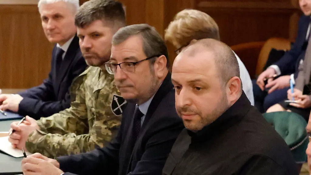 Ukrainische-Beamte-v-l-n-r-Oleg-Iwaschchenko-Leiter-des-Auslandsnachrichtendienstes-Andrii-Hnatow-Chef-des-Generalstabs-Wadym-Skibitskyi-stellvertretender-Chef-des-Chefs-des-Verteidigungsnachrichtendienstes-und-Rustem-Umerow-Sekretaer-fuer-nationale-Sicherheit-bei-einem-Treffen-mit-US-Vertretern-in-Florida