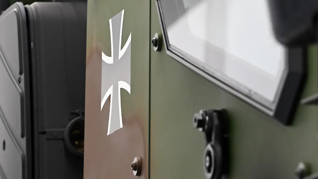 Ein-Militaer-Truck-der-HX-Serie-steht-im-Wiener-Werk-Rheinmetall-MAN-Military-Vehicles-In-dem-Werk-werden-unter-anderem-geschuetzte-und-ungeschuetzte-militaerische-LKW-entwickelt-produziert-und-an-Militaerkunden-weltweit-ausgeliefert