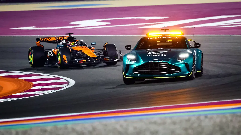 F1-QATAR-GRAND-PRIX-2025-FIA-Aston-Martin-Vantage-Safety-Car-in-front-of-81-PIASTRI-Oscar-aus-McLaren-F1-Team-MCL39-during-the-2025-Formula-1-Qatar-Grand-Prix-23th-round-of-the-2025-FIA-Formula-One-World-Championship-WM-Weltmeisterschaft-from-November-28-to-30-2025-on-the-Lusail-International-Circuit-in-Lusail-Qatar-LusailQatar-PUBLICATIONxNOTxINxFRAxBEL-Copyright-xFLORENTxGOODENx