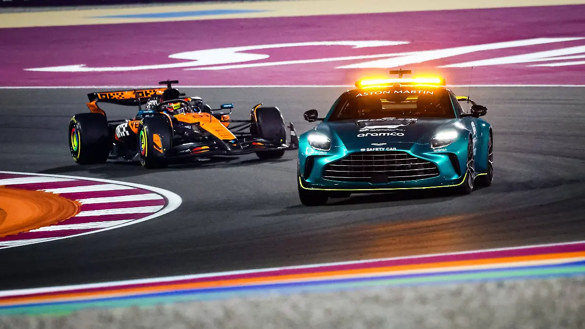 F1-QATAR-GRAND-PRIX-2025-FIA-Aston-Martin-Vantage-Safety-Car-in-front-of-81-PIASTRI-Oscar-aus-McLaren-F1-Team-MCL39-during-the-2025-Formula-1-Qatar-Grand-Prix-23th-round-of-the-2025-FIA-Formula-One-World-Championship-WM-Weltmeisterschaft-from-November-28-to-30-2025-on-the-Lusail-International-Circuit-in-Lusail-Qatar-LusailQatar-PUBLICATIONxNOTxINxFRAxBEL-Copyright-xFLORENTxGOODENx