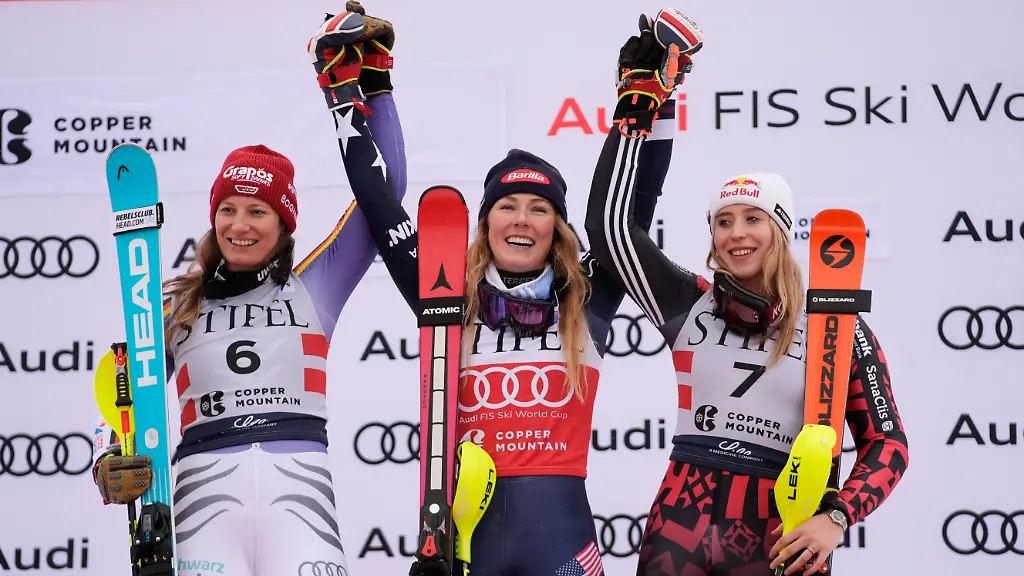 Ski-alpin-Weltcup-Slalom-Frauen-2-Durchgang-Die-Erstplatzierte-Mikaela-Shiffrin-M-aus-den-USA-posiert-mit-der-zweitplatzierten-Deutschen-Lena-Duerr-l-und-der-drittplatzierten-Albanerin-Lara-Colturi-auf-dem-Podium