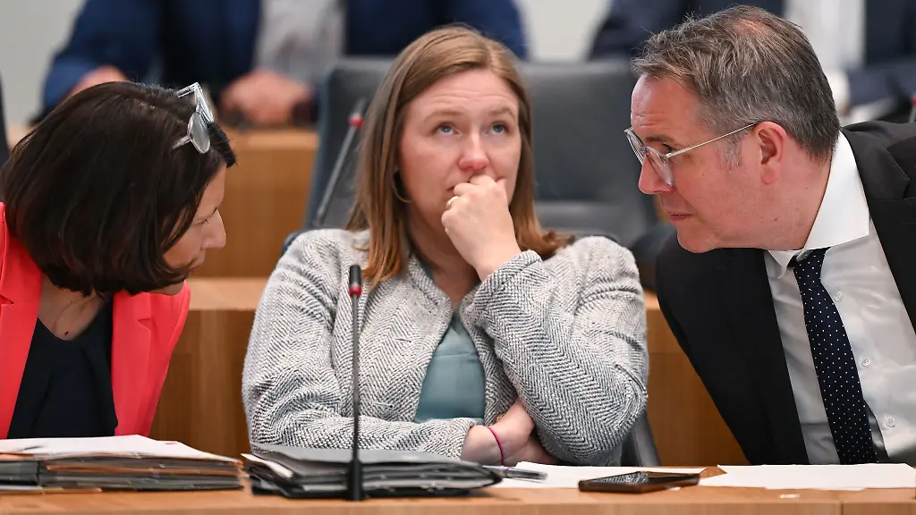 Regierungschef-Schweitzer-von-der-SPD-wird-gemeinsam-mit-den-Ministerinnen-Binz-von-den-Gruenen-Mitte-und-Schmitt-von-der-FDP-auf-die-Legislatur-zurueckblicken