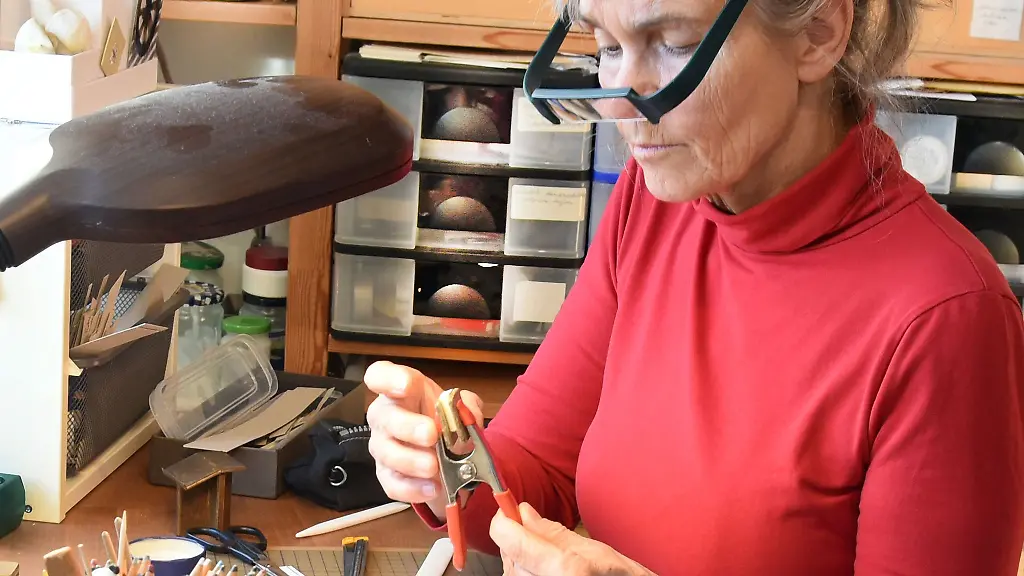 Winzige-Buecher-mit-mehr-als-90-Seiten-stellt-Kathrin-Hohensee-aus-Leipzig-her-und-bringt-ganze-Staedte-und-Abenteuer-in-die-Puppenstube