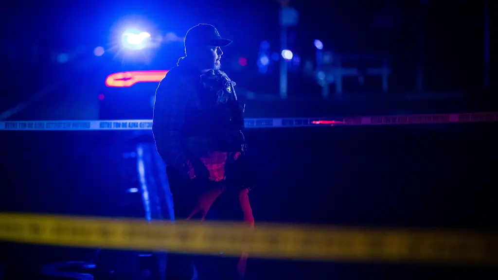 29-11-2025-USA-Stockton-Eine-Einsatzkraft-steht-in-der-Naehe-des-Tatorts-einer-Massenschiesserei