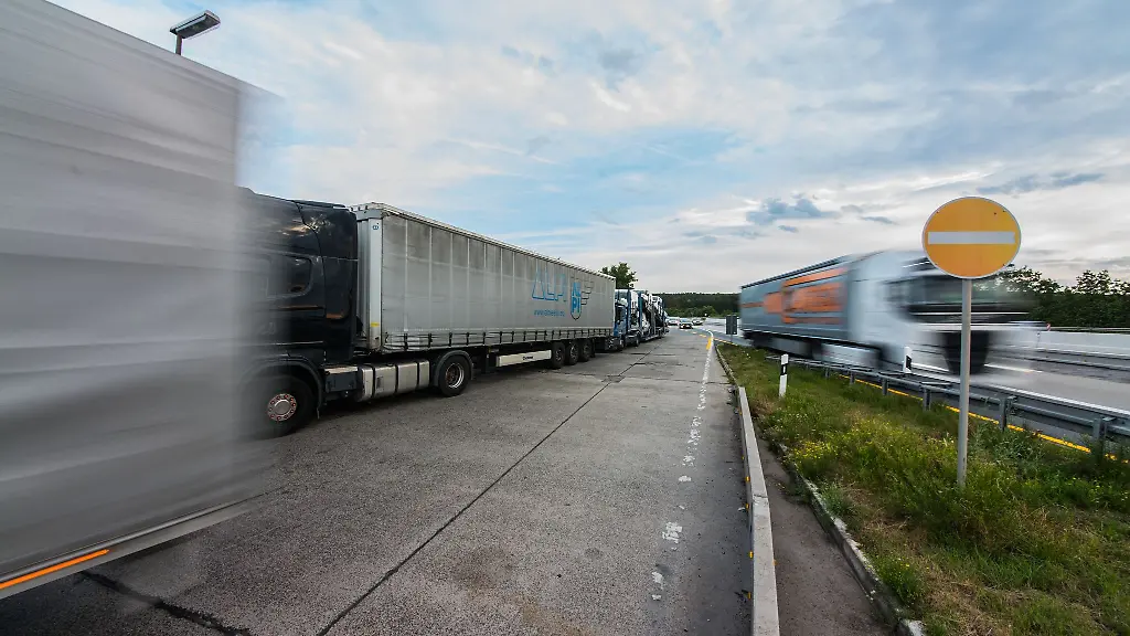 Laut-einer-ADAC-Erhebung-an-100-Rastanlagen-gehoeren-falsch-abgestellte-Lastwagen-zum-Alltag-mit-erheblichen-Sicherheitsrisiken-fuer-alle-Verkehrsteilnehmer