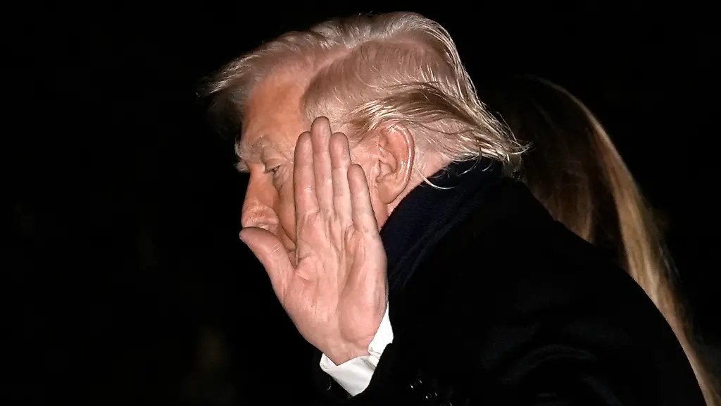 US-President-Donald-Trump-and-first-lady-Melania-Trump-arrive-at-the-White-House-in-Washington-after-Thanksgiving-holiday-in-Florida-on-November-30-2025-Photo-by-Yuri-Gripas-ABACAPRESS