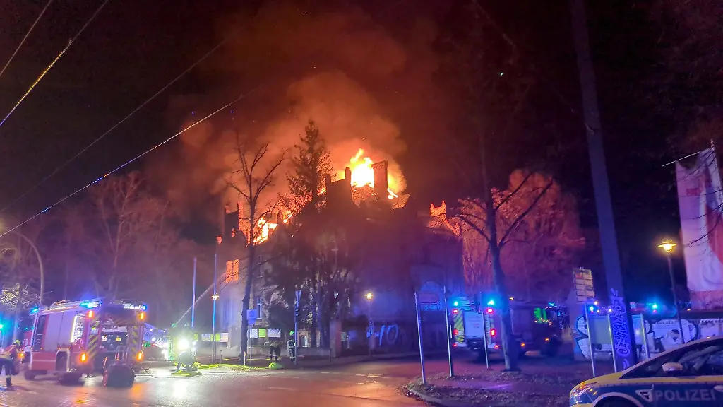 Die-Berliner-Strasse-ist-wegen-des-Brandes-voll-gesperrt
