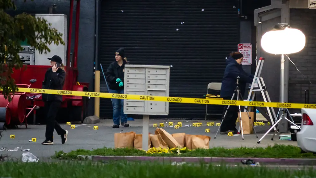 Ermittler-untersuchen-den-Tatort-nachdem-hier-Schuesse-gefallen-waren-Bei-Schuessen-waehrend-eines-Familientreffens-in-der-kalifornischen-Stadt-Stockton-sind-Behoerdenangaben-zufolge-mindestens-vier-Menschen-getoetet-worden-darunter-drei-Kinder