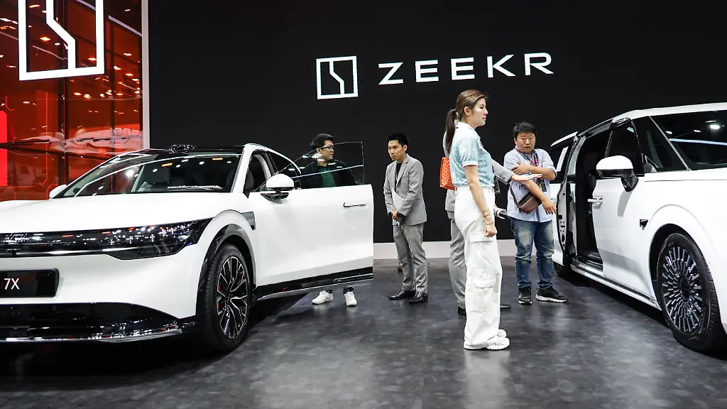 Visitors-check-ZEEKR-7X-cars-displayed-at-the-46th-Bangkok-International-Motor-Show-2025-in-Nonthaburi-province-on-the-outskirts-of-Bangkok-Thailand-on-March-28-2025