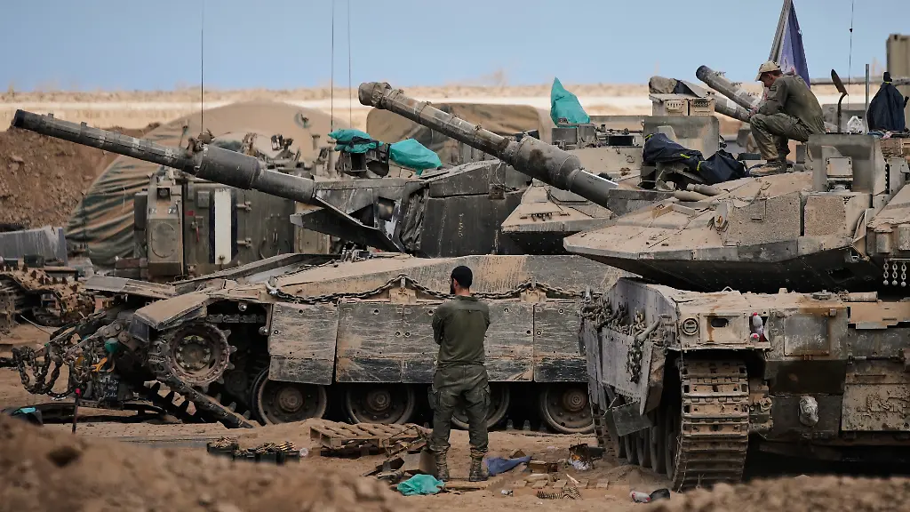 Israeli-soldiers-work-on-tanks-at-a-staging-area-on-the-border-with-Gaza-Strip-in-southern-Israel-Wednesday-Oct-29-2025