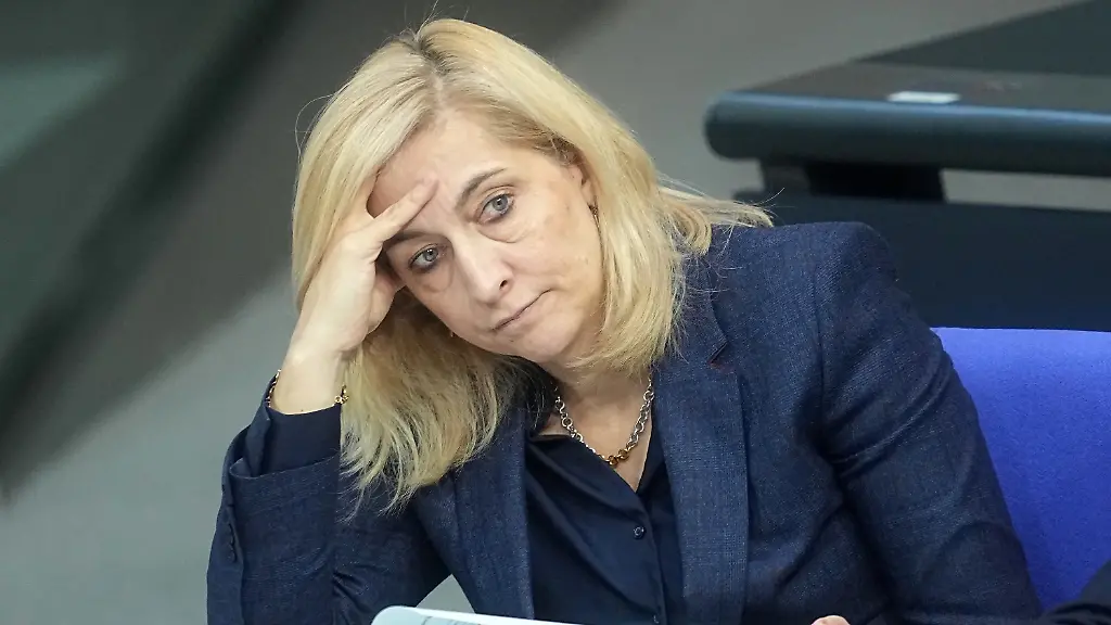 26-11-2025-Berlin-Nina-Warken-CDU-Bundesministerin-fuer-Gesundheit-sitzt-in-der-Regierungsbank-waehrend-der-Generaldebatte-im-Bundestag-zum-Haushalt-Die-Debatten-ueber-den-Etat-des-Kanzleramts-werden-traditionell-zur-Generalaussprache-ueber-die-Politik-der-Bundesregierung-genutzt