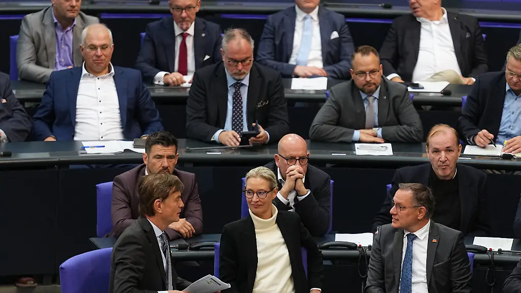 Die-AfD-Fraktion-und-Tino-Chrupalla-Bundesvorsitzender-und-Fraktionsvorsitzende-der-AfD-im-Bundestag-Alice-Weidel-Bundesvorsitzende-und-Fraktionsvorsitzende-der-AfD-und-Bernd-Baumann-verfolgt-die-Debatte-im-Bundestag-in-der-Haushaltswoche-fuer-den-Bundeshaushalt-fuer-2026