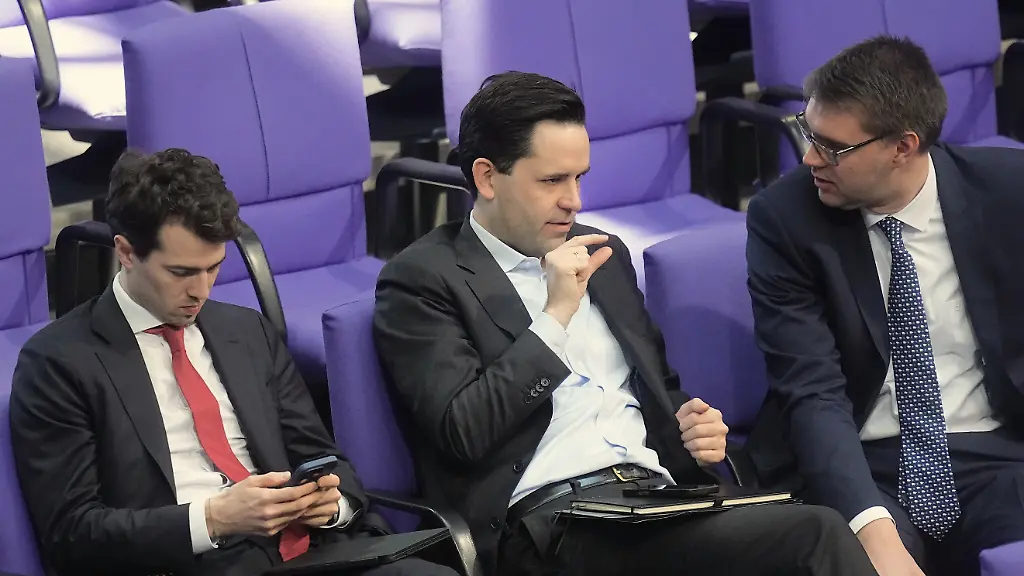 Carl-Philipp-Sassenrath-l-r-Johannes-Winkel-und-Sebastian-Schmidt-Mitglieder-der-Jungen-Gruppe-der-Union-sitzen-in-der-Debatte-zum-Bundeshaushalt-im-Bundestag