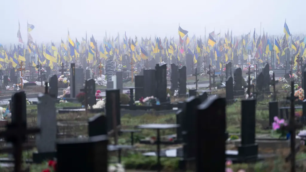 November-30-2025-Kharkiv-Kharkiv-Region-Ukraine-At-a-cemetery-in-Kharkiv-Ukrainian-soldiers-who-were-killed-following-RussiaA-a-a-s-invasion-of-Ukraine-find-their-final-resting-place-Picture-taken-November-27-2025