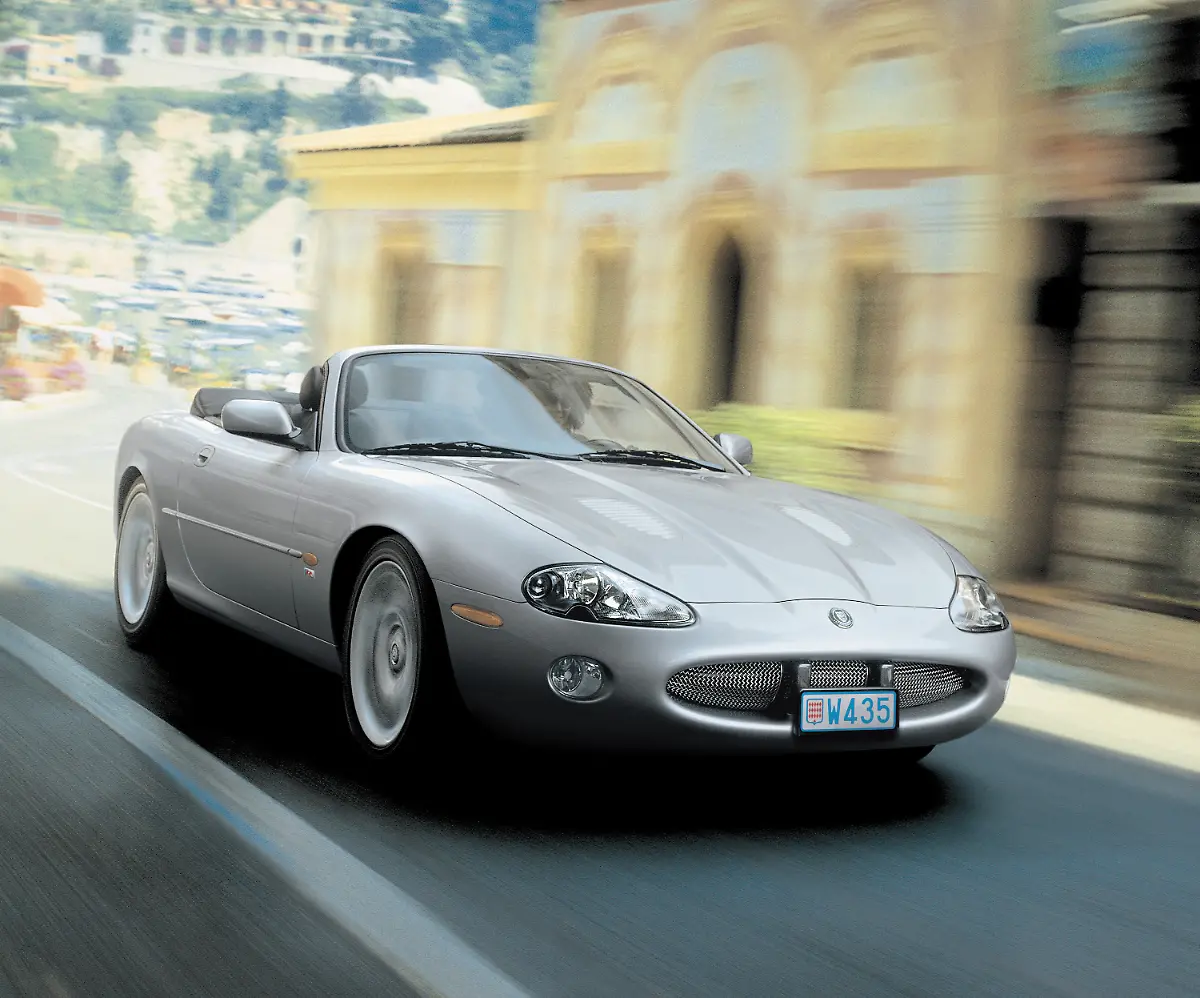 The-Cat-is-back-mit-dem-XK8-schickte-Jaguar-einen-starken-XJS-Nachfolger-ins-Rennen