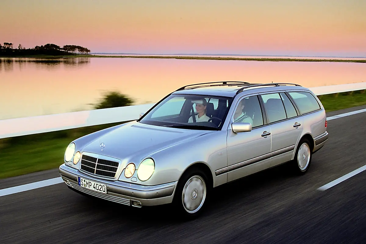 Kombis-waren-1996-in-allen-Klassen-angesagt-das-Mercedes-E-Klasse-T-Modell-S210-konterte-im-Premiumsegment-die-Konkurrenten-von-BMW-und-Audi