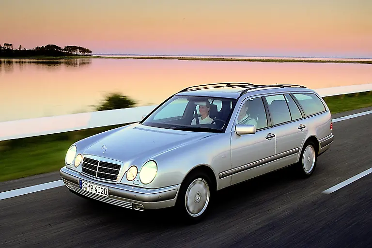 Kombis-waren-1996-in-allen-Klassen-angesagt-das-Mercedes-E-Klasse-T-Modell-S210-konterte-im-Premiumsegment-die-Konkurrenten-von-BMW-und-Audi