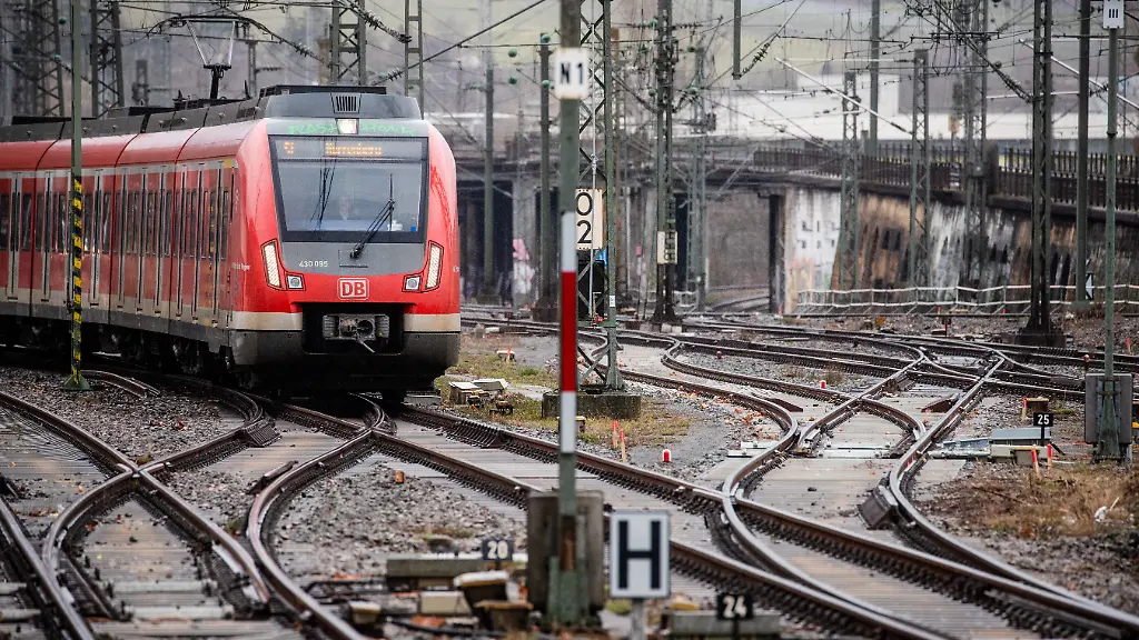 Eine-S-Bahn-faehrt-in-den-Bahnhof-Stuttgart-Bad-Cannstatt-ein-Wegen-Kabelbauarbeiten-fuer-den-digitalen-Bahnknoten-in-Stuttgart-muessen-sich-Fahrgaeste-der-Deutschen-Bahn-ab-Mitte-April-auf-massive-Einschraenkungen-einstellen