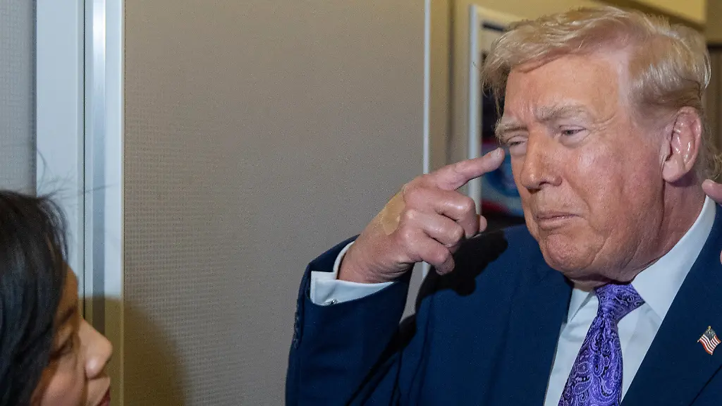 US-Praesident-Donald-Trump-spricht-mit-Reportern-waehrend-des-Flugs-in-der-Air-Force-One-auf-dem-Weg-von-seinem-Anwesen-Mar-a-Lago-zur-Joint-Base-Andrews