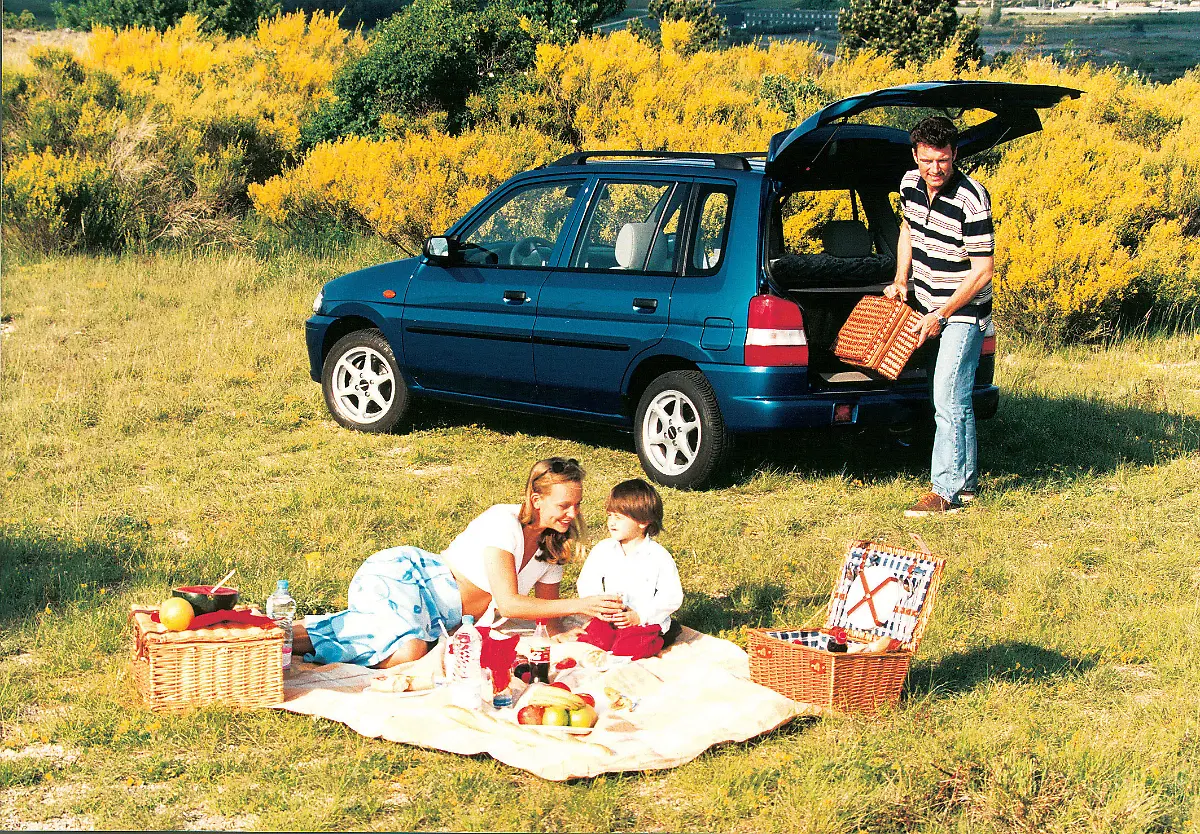 Wer-kennt-ihn-noch-ein-Jahr-vor-dem-Start-der-Mercedes-A-Klasse-punktete-der-variable-Mazda-Demio-bei-Familien-und-Senioren-als-Micro-Van