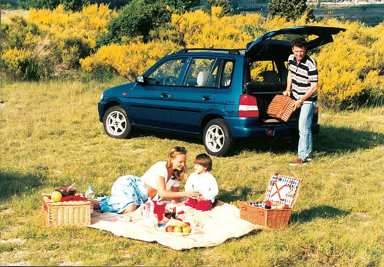 Wer-kennt-ihn-noch-ein-Jahr-vor-dem-Start-der-Mercedes-A-Klasse-punktete-der-variable-Mazda-Demio-bei-Familien-und-Senioren-als-Micro-Van