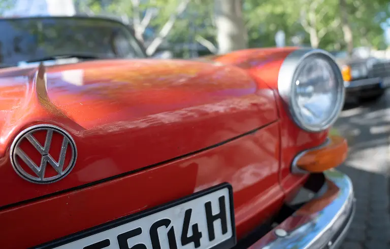 Ein-Oldtimer-von-VW-steht-am-18-05-2019-am-Kurfuerstendamm-in-Berlin-bei-den-Classic-Days-2019