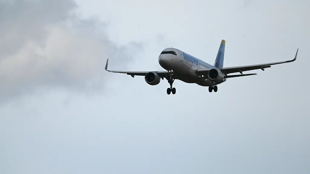 Ein-Airbus-A320-214-von-Discover-Airlines-landet-auf-dem-Frankfurter-Flughafen-Standort-Spotterpunkt-Zeppelinheim-am-Frankfurter-Flughafen-Fraport-23-10