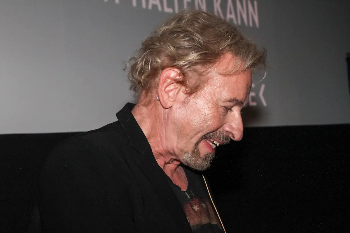 Thomas-Johannes-Gottschalk-der-Radio-und-Fernsehmoderator-Entertainer-und-Schauspieler-praesentiert-und-liest-aus-seinem-neuen-seid-heute-auf-dem-Markt-befindlichen-Buch-Ungefiltert-seinen-Fans-vor-Lesung-in-den-Hamburger-Zeisekinos-am-16-10