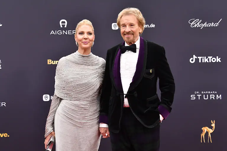 Thomas-Gottschalk-mit-Ehefrau-Karina-Mross-77-Bambi-Verleihung-2025-Ehrung-Auszeichnung-Preis-Bavaria-Filmstudios-Muenchen-11