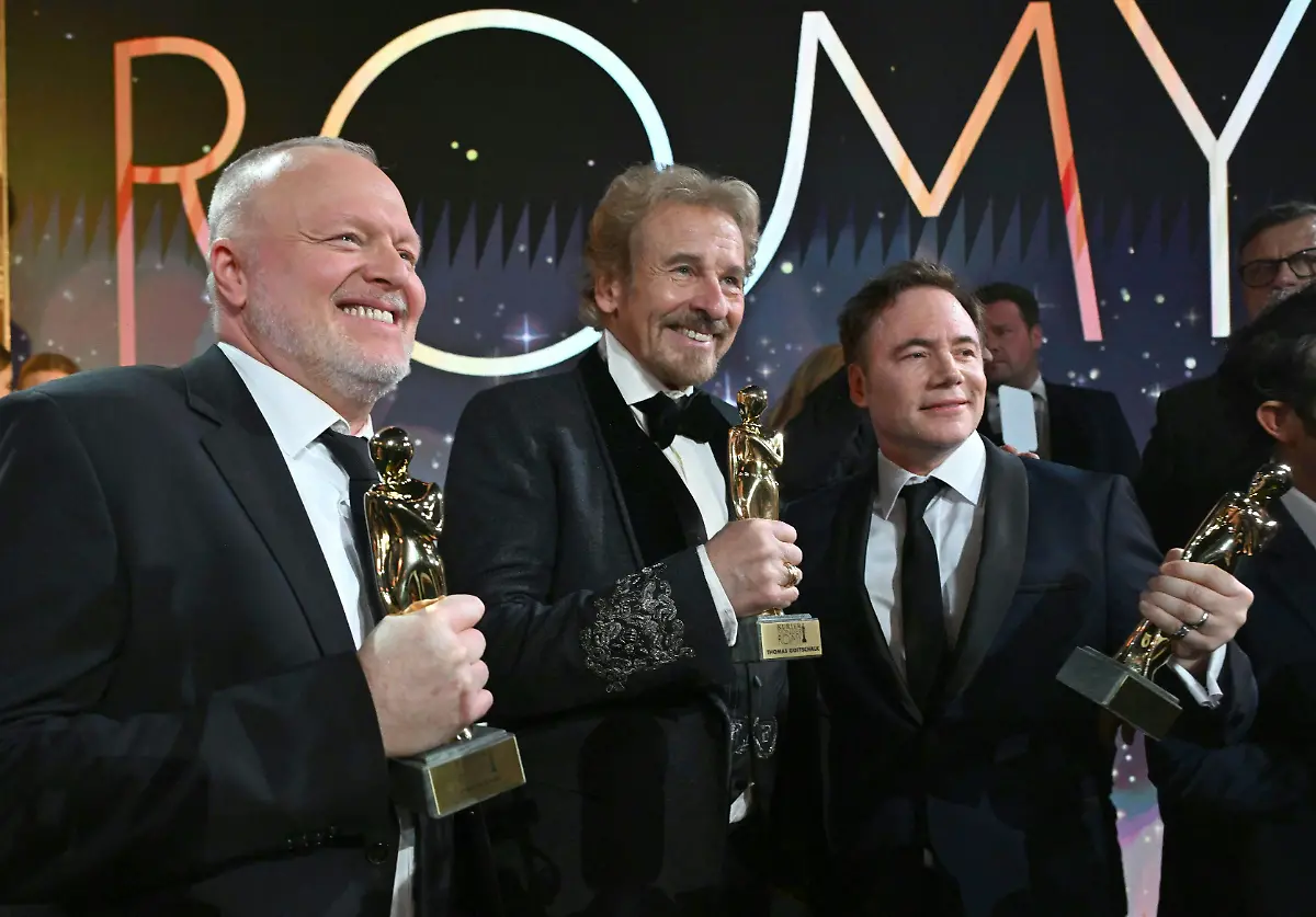 ABD0004-20251129-KITZBUeHEL-OeSTERREICH-v-l-Stefan-Raab-Sonderpreis-Thomas-Gottschalk-mit-der-Swarovski-KristallROMY-und-Michael-Bully-Herbig-Sonderpreis-nach-der-Preisverleihung-bei-der-Kurier-Romy-Gala-am-Freitag-28-November-2025-in-Kitzbuehel