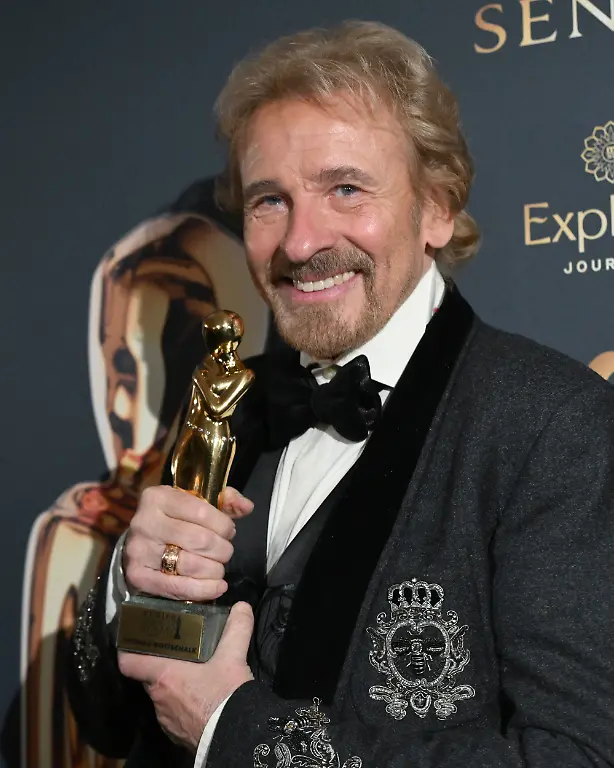 ABD0010-20251129-KITZBUeHEL-OeSTERREICH-Thomas-Gottschalk-mit-der-Swarovski-KristallROMY-nach-der-Preisverleihung-bei-der-Kurier-Romy-Gala-am-Freitag-28-November-2025-in-Kitzbuehel