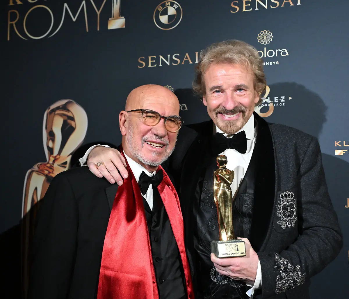 ABD0014-20251129-KITZBUeHEL-OeSTERREICH-v-l-Regisseur-Otto-Retzer-und-Thomas-Gottschalk-mit-der-Swarovski-KristallROMY-nach-der-Preisverleihung-bei-der-Kurier-Romy-Gala-am-Freitag-28-November-2025-in-Kitzbuehel