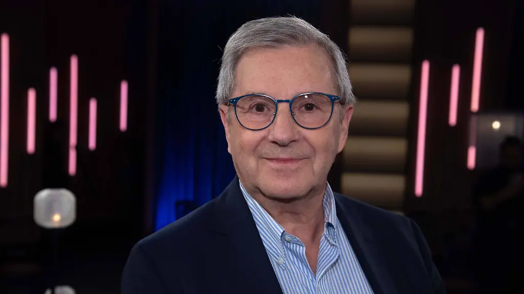 Jan-HOFER-Moderator-ehem-Tagesschau-Sprecher-Portraet-Portraet-Portrait-Angeschnittenes-Einzelbild-Einzelmotiv-zu-Gast-in-der-Sendung-Koelner-Treff-im-WDR-Fernsehen-16-05-2025