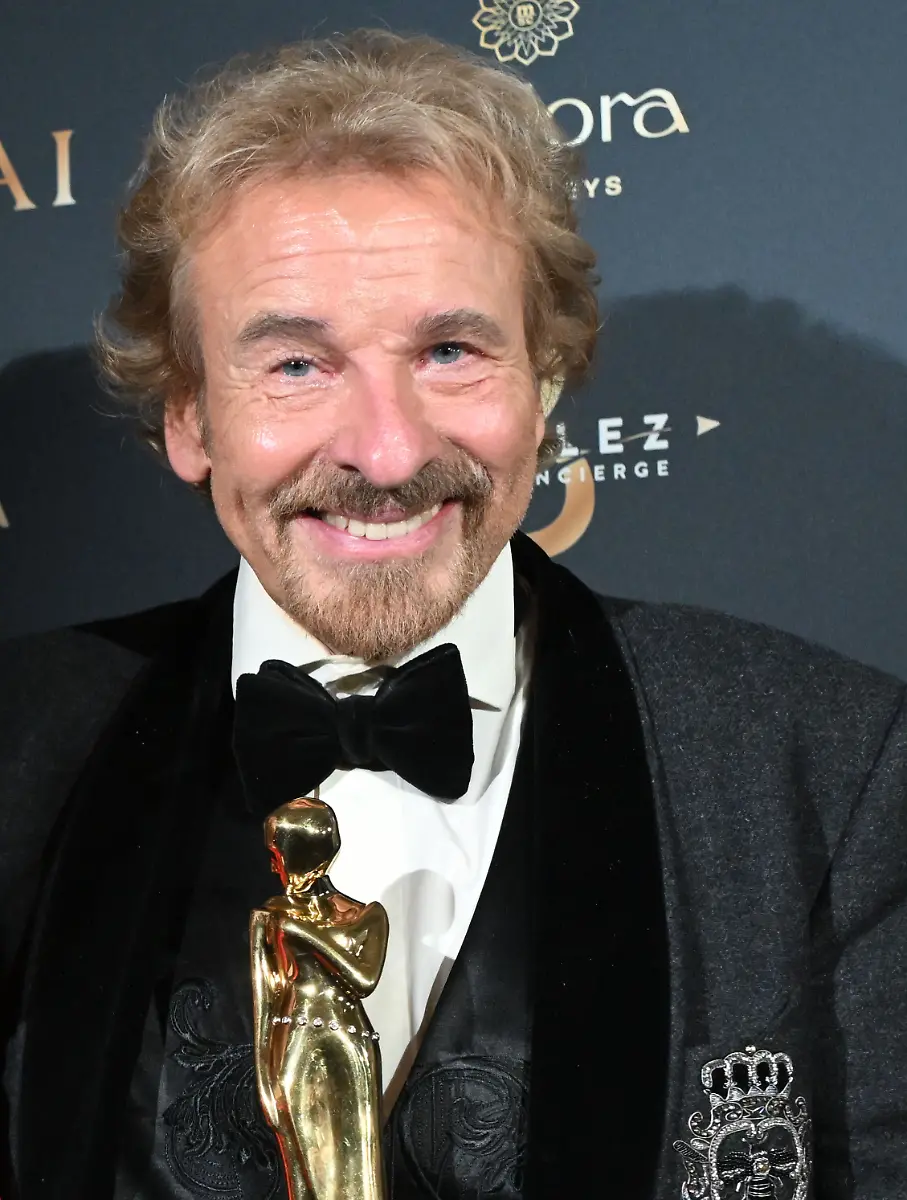ABD0011-20251129-KITZBUeHEL-OeSTERREICH-Thomas-Gottschalk-mit-der-Swarovski-KristallROMY-nach-der-Preisverleihung-bei-der-Kurier-Romy-Gala-am-Freitag-28-November-2025-in-Kitzbuehel