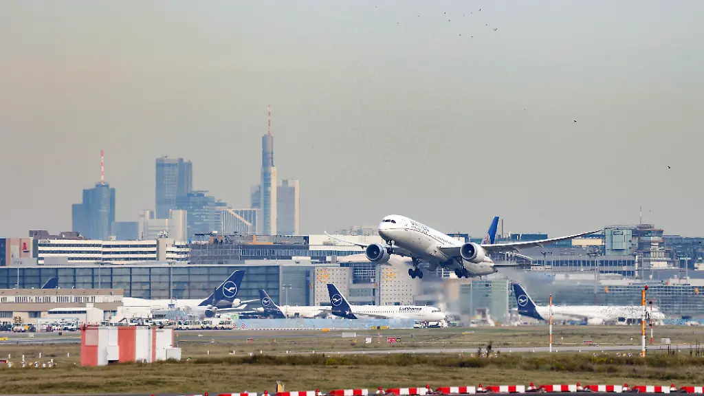 Ein-Flugzeug-der-Fluggesellschaft-United-Airlines-Boeing-787-9-Dreamliner-Kennung-N24973-startet-vom-Flughafen-Frankfurt-a-M-Im-Hintergrund-kann-man-einen-Teil-der-Skyline-der-Stadt-Frankfurt-a-M-sehen-Am-Boden-stehen-Flugzeuge-der-Lufthansa-in-der-Parkposition-Flughafen-Frankfurt-a-M-am-13-11-2025-in-Frankfurt-a-M-Deutschland