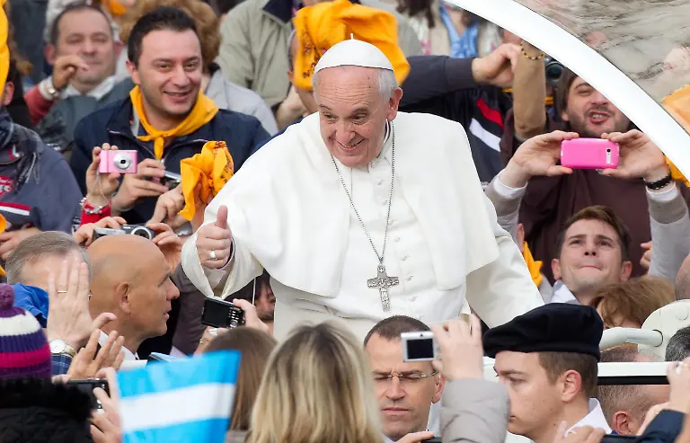 dpatopbilder-epa04160057-Pope-Francis-greets-the-crowd-as-he-arrives-in-Saint-Peter-s-Square-to-lead-his-Wednesday-s-General-Audience-Vatican-City-09-April-2014