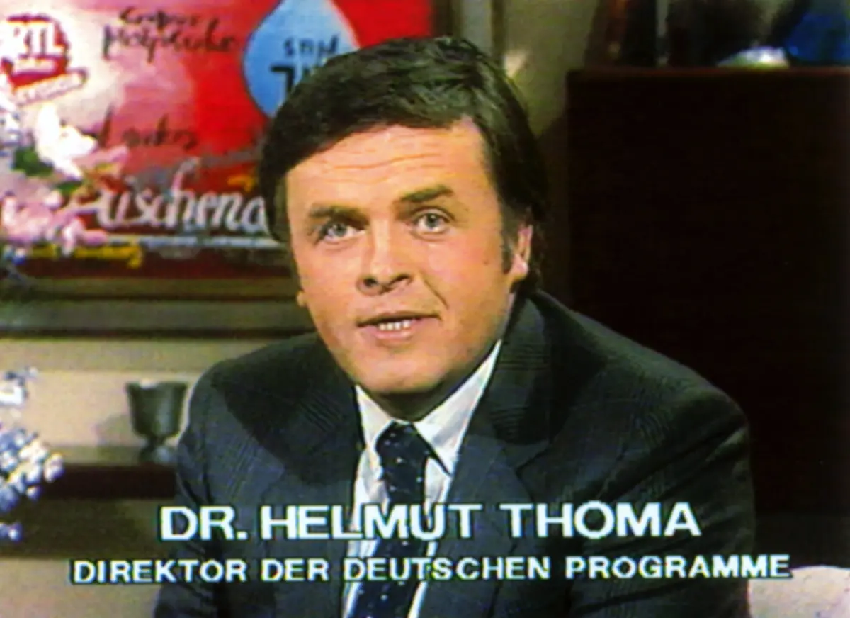 HANDOUT-Helmut-Thoma-damals-Direktor-der-deutschen-Programme-begruesst-am-02-01-1984-am-Bildschirm-die-deutschen-Fernsehzuschauer-zum-Sendestart-der-ersten-RTLplus-Sendung-Screenshot-bestmoegliche-Qualitaet-dpa-zu-dpa-Korr-Trau-keinem-ueber-30-Sat-1-und-RTL-haben-Geburtstag-und-Hintergrund-vom-27-12