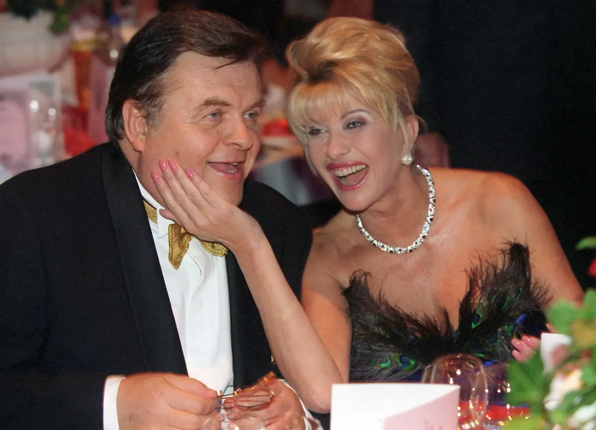 Stargast-Ivana-Trump-taetschelt-die-Wange-des-ehemaligen-RTL-Chefs-Helmut-Thoma-bei-der-Benefiz-Gala-KoelnBall-am-23-10-1999-in-der-Domstadt-Bei-der-Veranstaltung-wurde-unter-dem-Motto-Koelner-helfen-Koelner-Kindern-Geld-fuer-die-Kinderklinik-im-Krankenhaus-Koeln-Porz-das-Zentrum-fuer-Fruehbehandlung-und-Fruehfoerderung-Koeln-und-die-Universitaetsklinik-Koeln-gesammelt